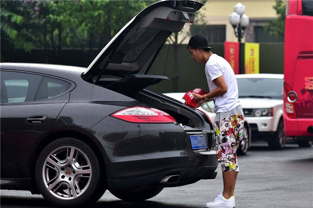 国足座驾vs明星座驾,国足球员座驾让普通人羡慕