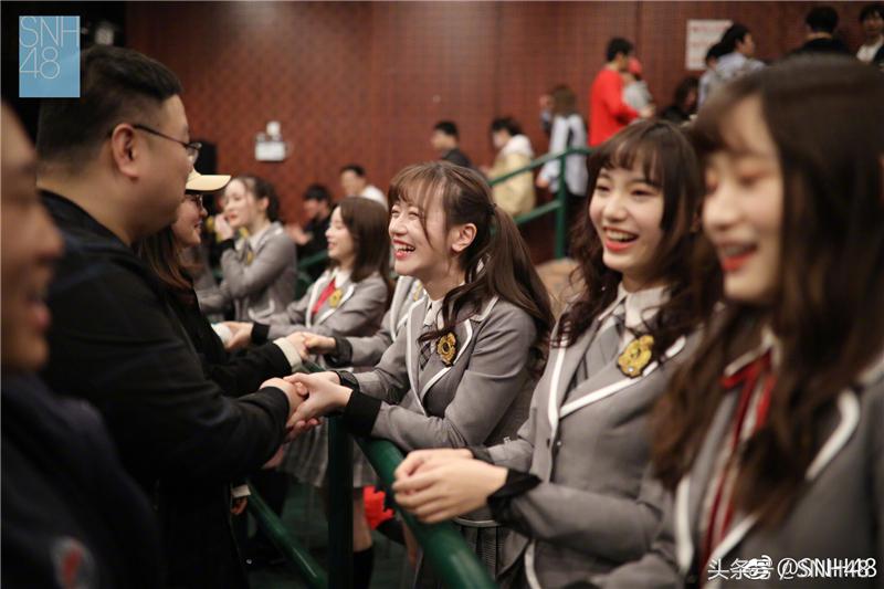 李宇琪谢妮陈琳刘佩鑫携队友现身SNH48TEAMFT出道纪念握手会