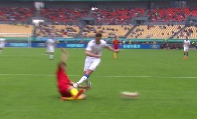 国足小将连续摆脱世界波直奔死角,够拼