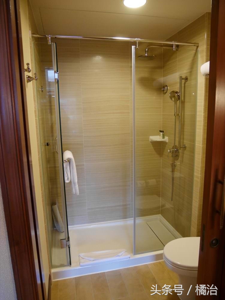 去香港迪士尼入住体验,香港迪士尼探索家酒店游泳池