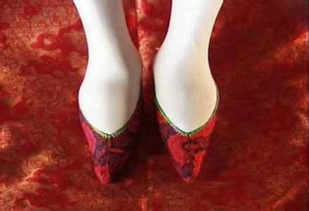 三寸金莲不只是为了好看,小脚女人另有妙处,现代高跟鞋=缠足?