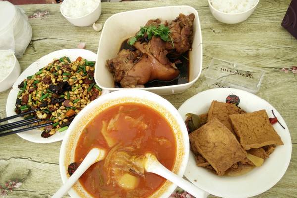 门口全是豪车的小店,门口全是豪车