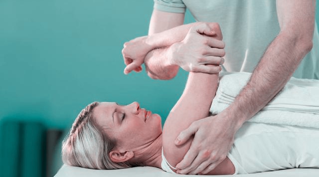 为什么50岁后容易得肩周炎,五十岁肩周炎高发请看护肩三要点