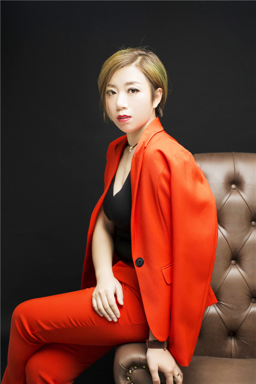 年轻女孩卖面膜,在朋友圈卖产品的女人