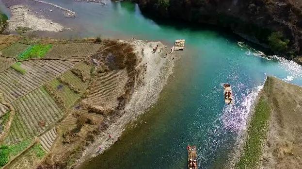 乘坐竹筏畅游楠溪江,乘着竹筏一起享受大自然的美