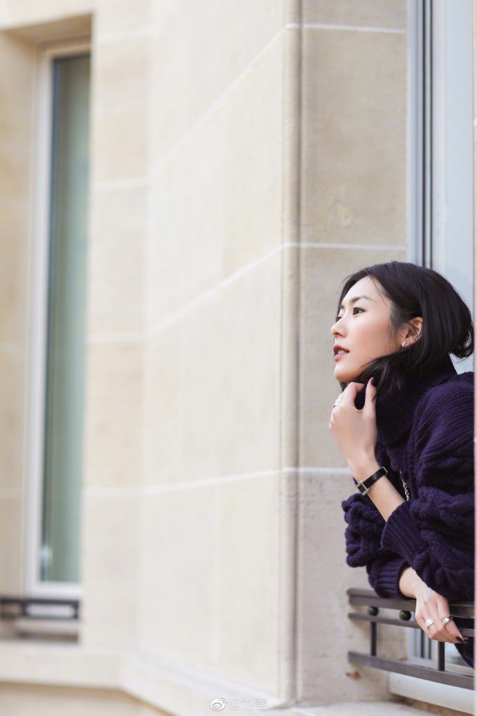 刘雯照片摆拍姿势的摆法,拍照高级pose刘雯站立走秀