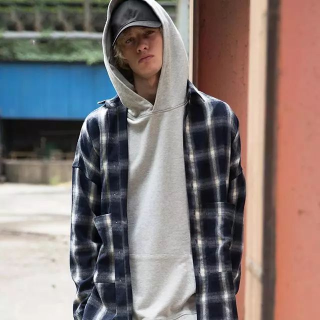 男士宝蓝色衬衫上衣搭配什么裤子,男士上衣怎么穿搭显高