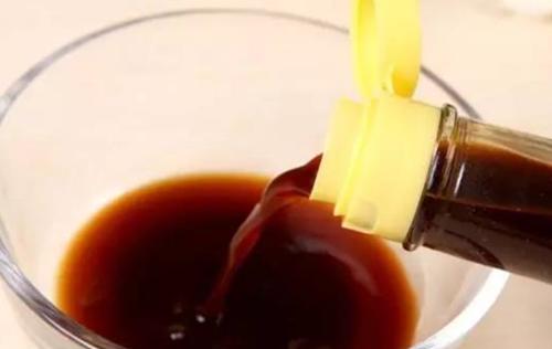 去衣服油渍小妙招牙膏,用纸巾快速去除油渍