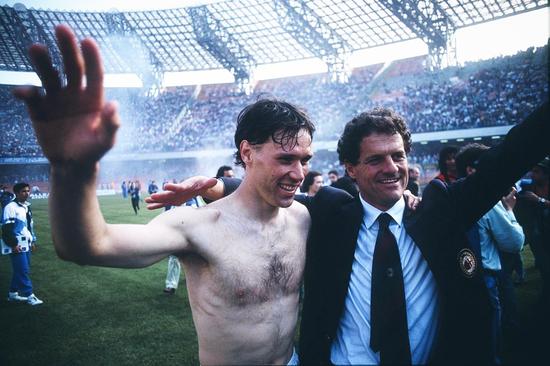 他率队4-0暴揍巴萨梦之队，一个赛季狂轰74球