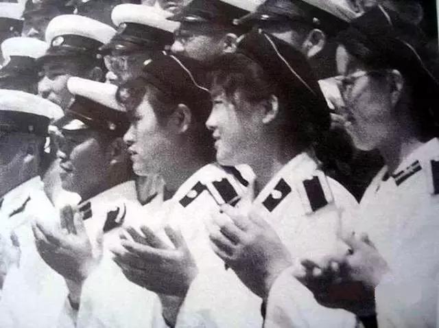 无檐军帽,无檐帽女军官