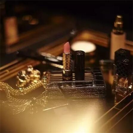 原来gucci才是被时装耽误的美妆界大咖咯