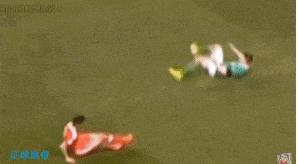 立刻滚出球场!这种人不配踢足球!足球场不是你出气的地方