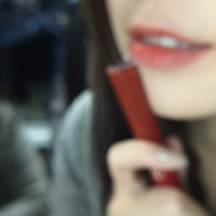 阿玛尼唇釉405和ysl唇釉208试色,阿玛尼405g和400g红管唇釉哪个好看