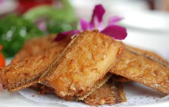 怎么煎带鱼会把带鱼煎得酥脆,煎带鱼下锅外酥不粘锅带鱼破皮