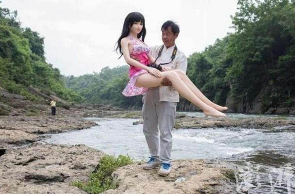 男人把芭比娃娃当做自己的女朋友,男子把娃娃当女朋友新闻