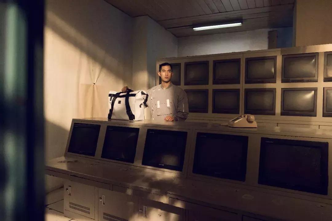 与HerschelSupply联名实属不易，但这个中国品牌做到了