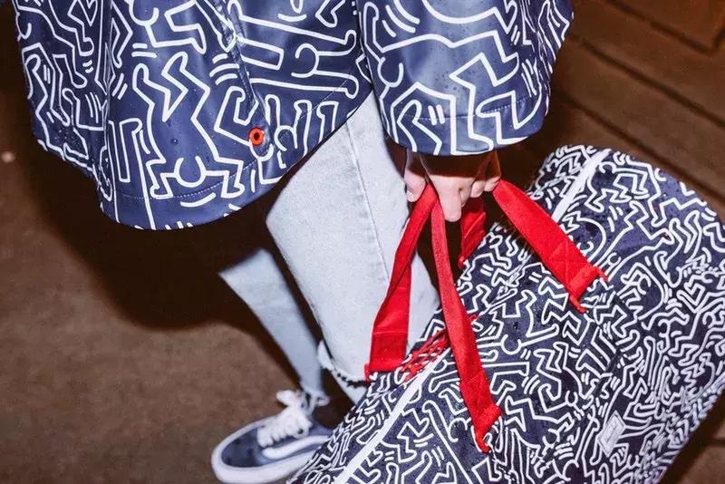 与HerschelSupply联名实属不易,但这个中国品牌做到了