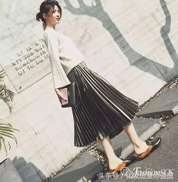 圆领卫衣长款百褶裙搭配图女款,百褶裙搭配卫衣搭配丝袜乐福鞋