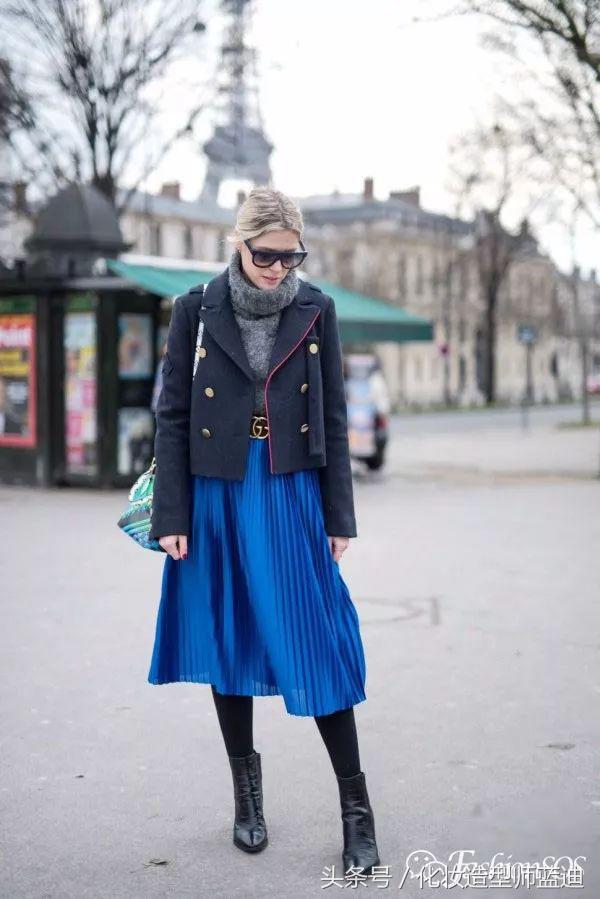 圆领卫衣长款百褶裙搭配图女款,百褶裙搭配卫衣搭配丝袜乐福鞋