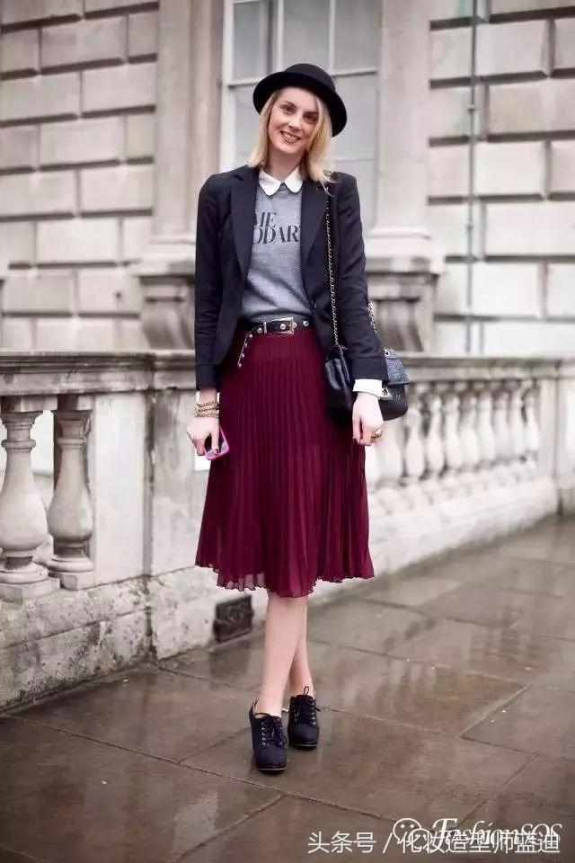 圆领卫衣长款百褶裙搭配图女款,百褶裙搭配卫衣搭配丝袜乐福鞋