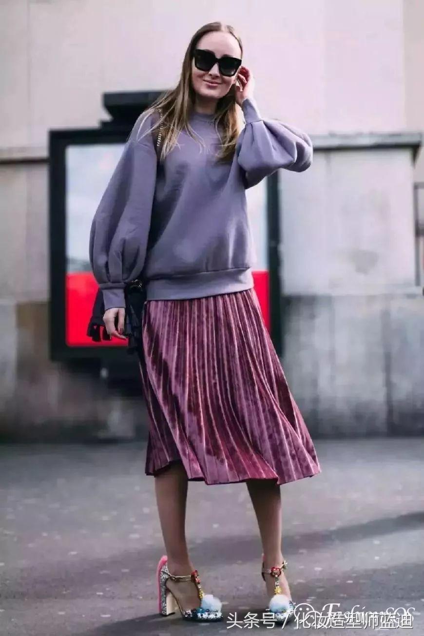 圆领卫衣长款百褶裙搭配图女款,百褶裙搭配卫衣搭配丝袜乐福鞋