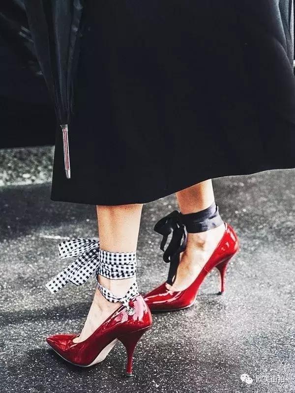 春季红鞋怎么搭配衣服,红色尖头单鞋子怎么搭配衣服