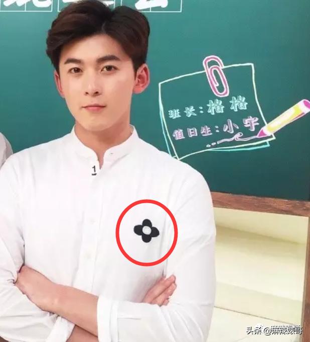 和小鲜肉牵手摸脸，又让人想到他7年前的瓜…