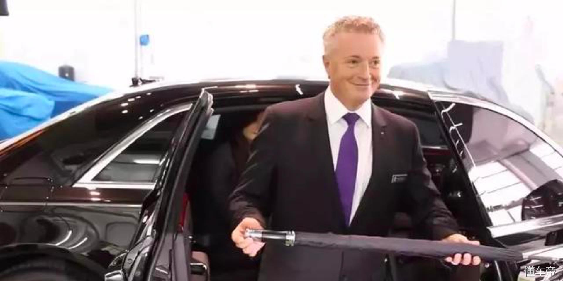 这把雨伞比YEEZY还贵？价值一万，揭秘劳斯莱斯前门雨伞，装X利器