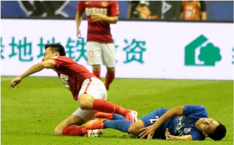 够狠!24锋霸一个赛季被全中超“扫地出门”,因为他年龄太“大”