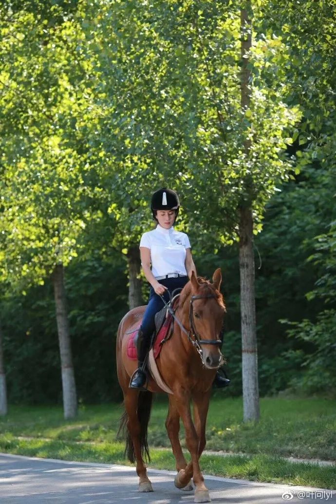 世界最年轻辣妈身材,比基尼走秀夏日套装欧美辣妈