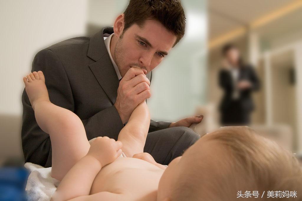 3个月纯母乳女宝宝尿液有股很大骚味，正常吗？