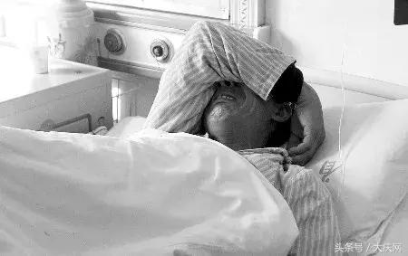 家长给幼童喂蝌蚪,家长给儿童喂食活蝌蚪