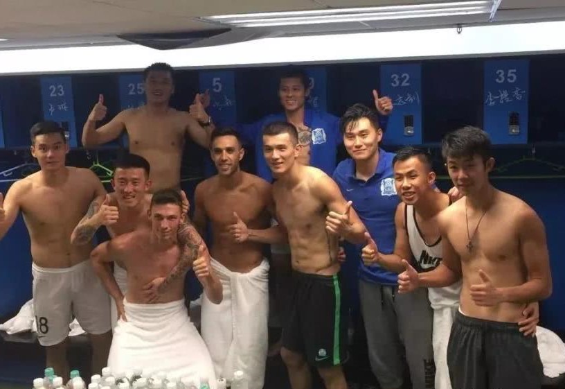 足球运动员上场前的更衣室,足球球员更衣室场景