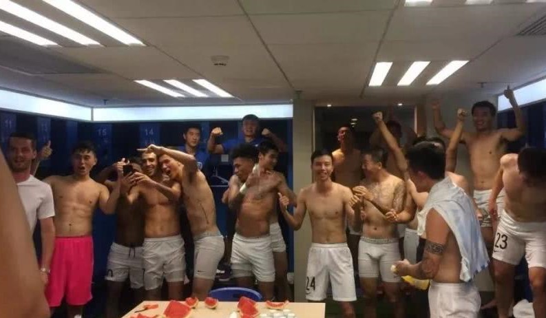 足球运动员走进更衣室视频,足球更衣室好还是篮球更衣室好