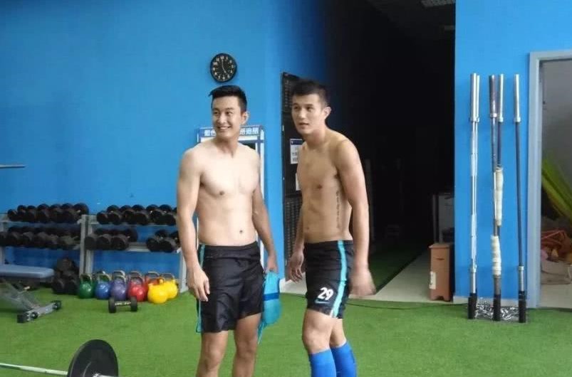 足球运动员走进更衣室视频,足球更衣室好还是篮球更衣室好