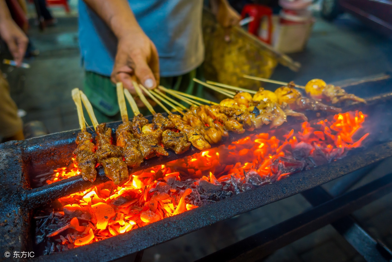 吃烧烤的木炭怎么烧起来呀,吃烧烤的炭要怎么才能点燃