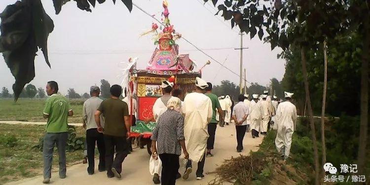 清明祭英烈告慰逝者,清明时节如何祭奠逝去的亲人