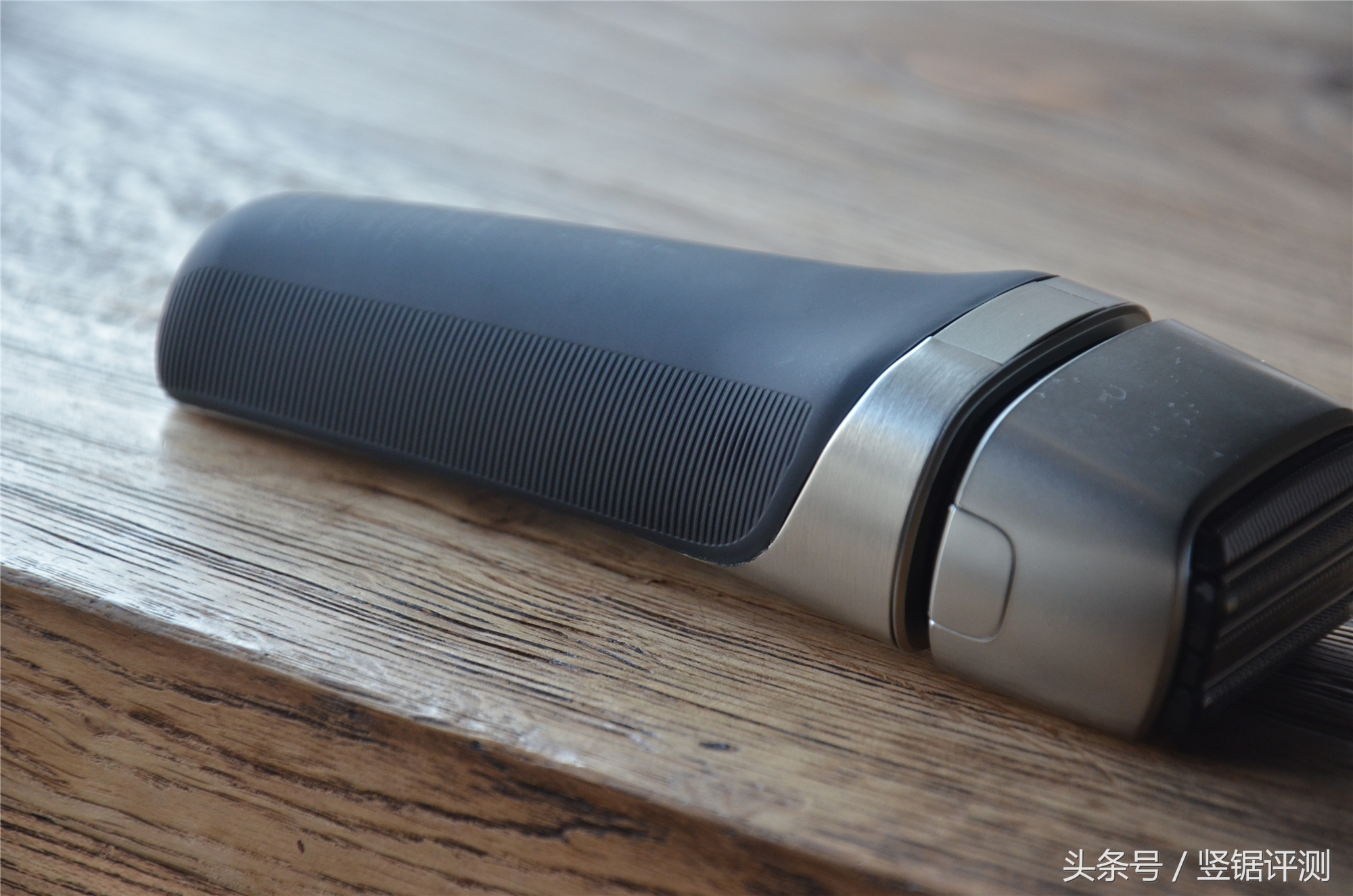 小米须眉四刀头剃须刀测评视频,剃须刀精钢和安来钢哪个好