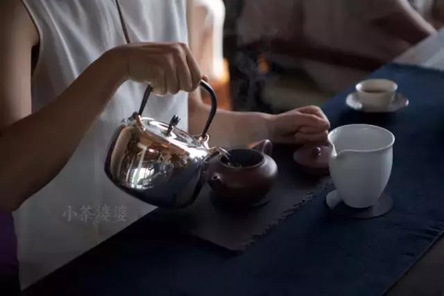 茶席上的茶器是什么样的,一个完整的茶席有几个茶器