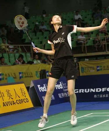 后退单脚起跳杀球步法,杀球既轻松又不累教学单脚起跳