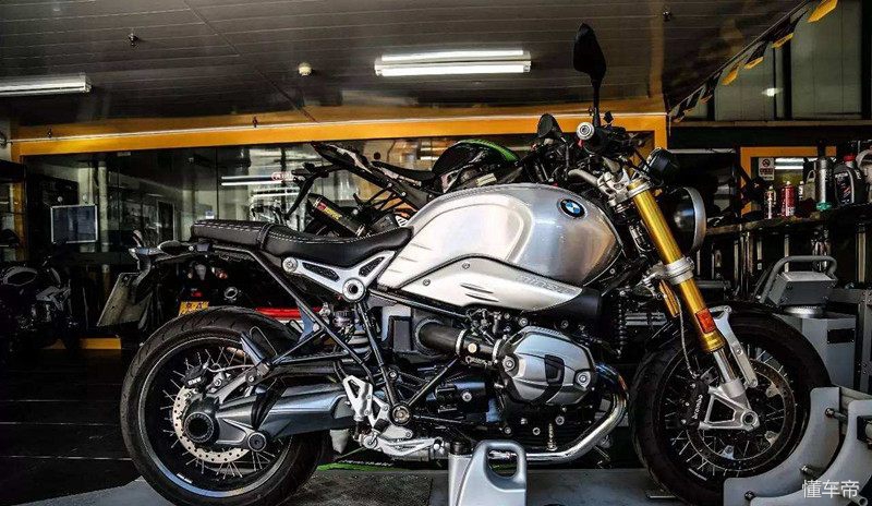 踏板摩托车磨合期多久换一次机油,新摩托车磨合期多少公里换机油