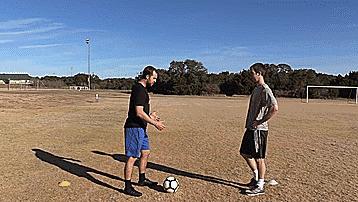 一人分享一个足球技巧,足球重心过人技巧