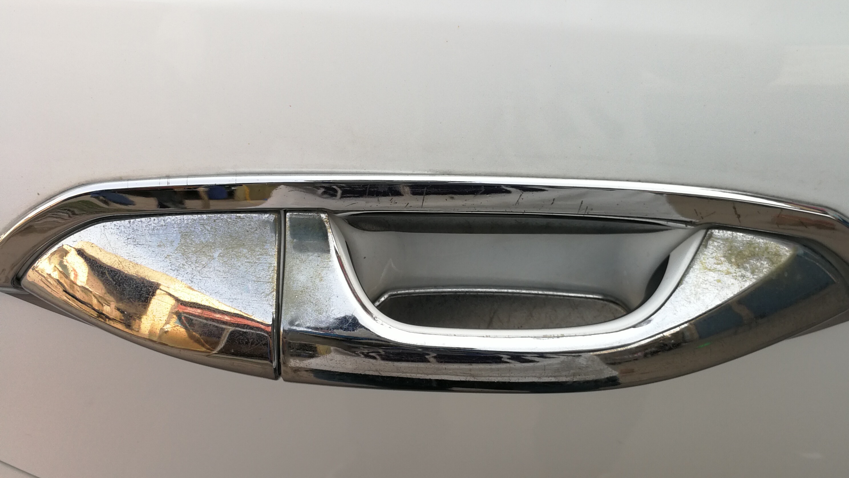 车生锈洗车店里能弄吗,汽车亮条老生锈