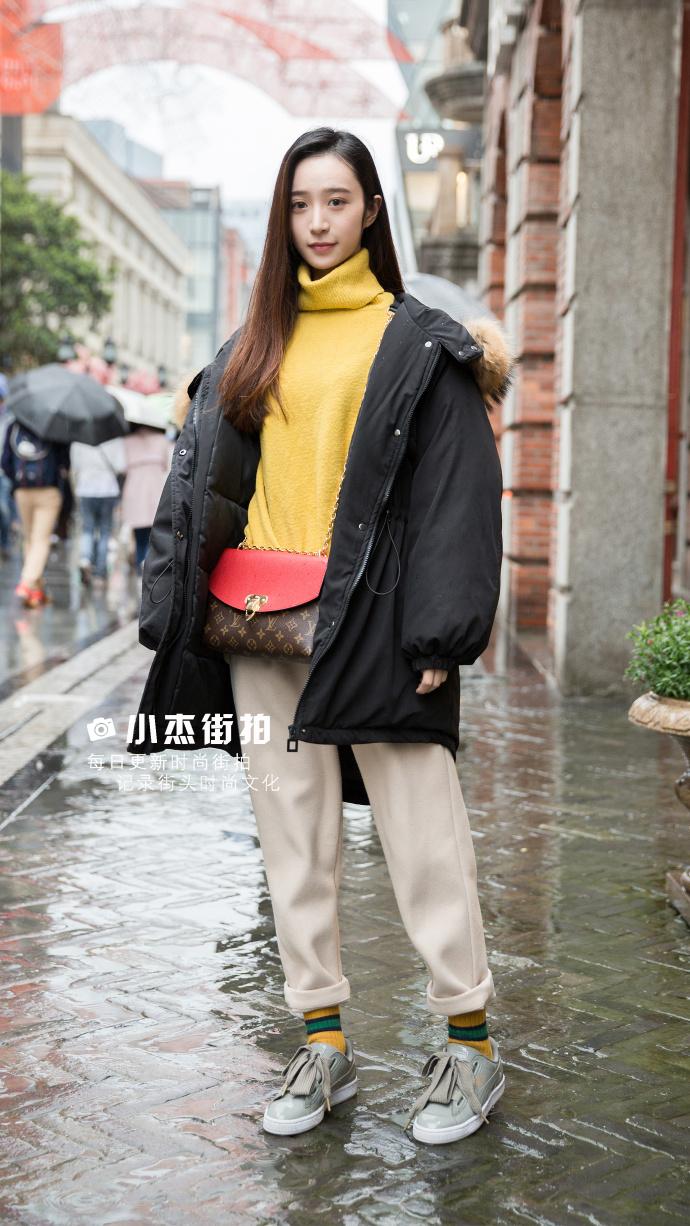 武汉街拍,米色毛衫搭配不规则短裙,简约有型又有范!
