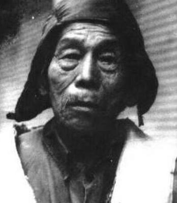 此人在1982年称帝，纳“佳丽”6人，想传“圣旨”册封蒋介石为王