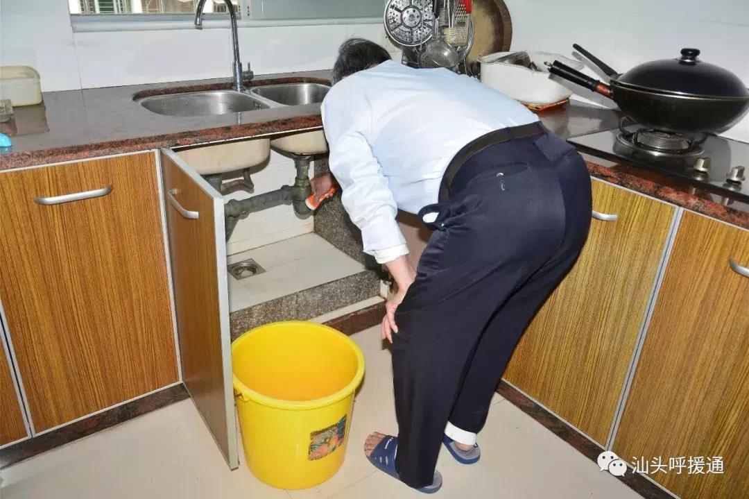 双手掏去残菜污物？金碧庄蔡伯感叹，来得早不如来得巧！