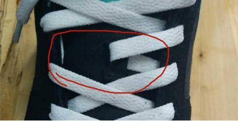 为什么鞋舌总是容易歪一边,鞋子上的鞋舌总是歪是什么原因