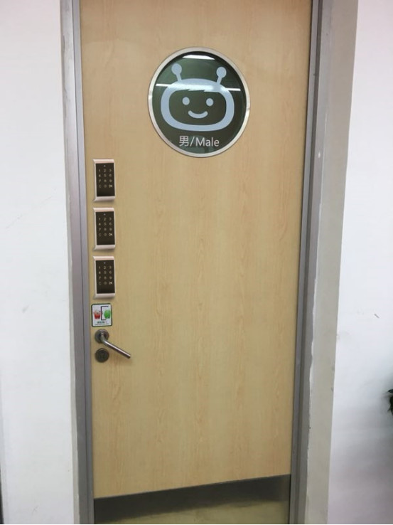 冒死闯进厕所*拍偷**，结果发现了......