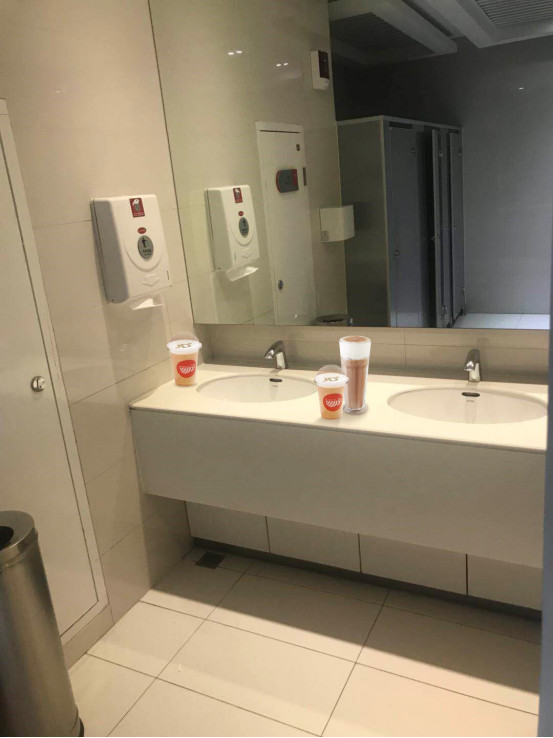 冒死闯进厕所*拍偷**，结果发现了......