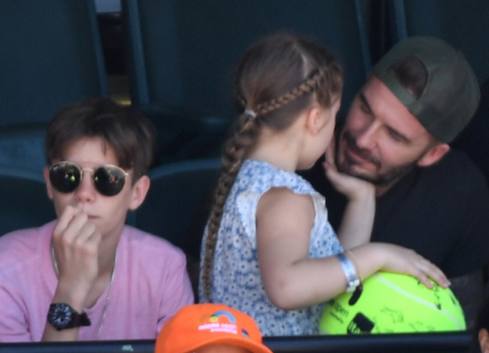 贝克汉姆带小七看球长发最为抢眼，粉丝热议：不剪头发是有道理的